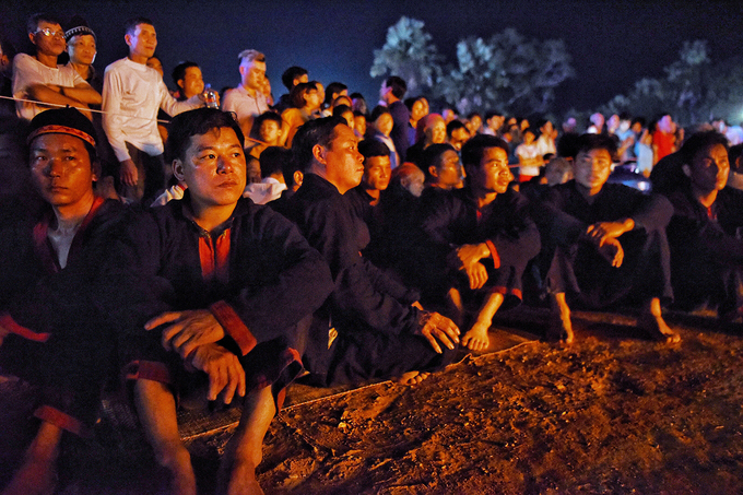 Trai bản chân trần nhảy trên đống lửa cầu may